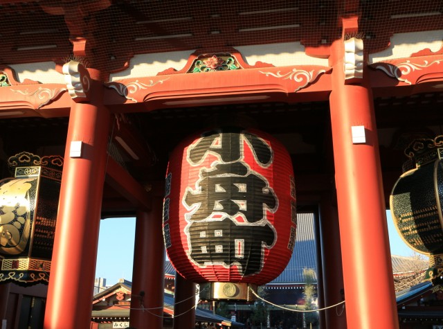 This giant lantern was dedicated to Hozomon Gate of Sensoji Temple in Asakusa by Nihonbashi Kobunacho.